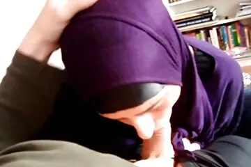 És éjszaka a tanár a hatalmas fekete farkuk beleélvez a punciba szerelmesévé válik.