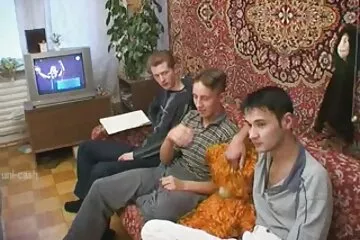 A csávó anális amatorsexvideok örömet szerzett a szőkének.
