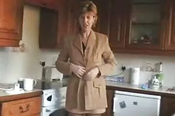 Egy hatalmas törzset még három lyukkal is házi szexvideó nehéz kielégíteni.